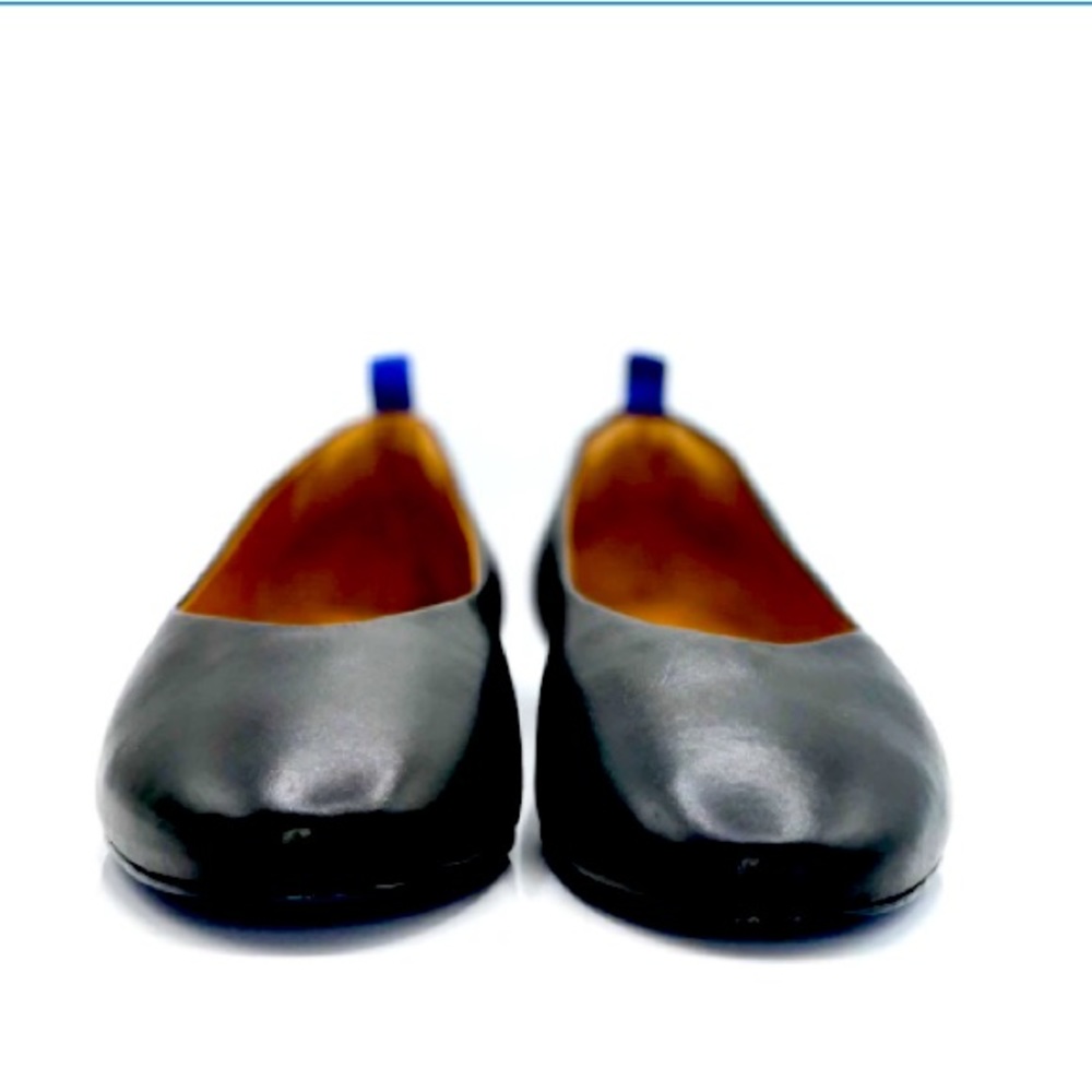 Size 5 iconic dr. Liza black leather flats.